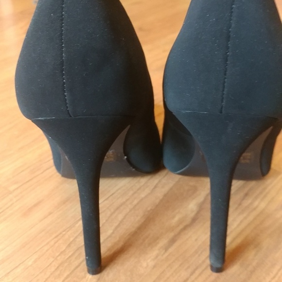 Black heels-like new - Picture 3 of 4